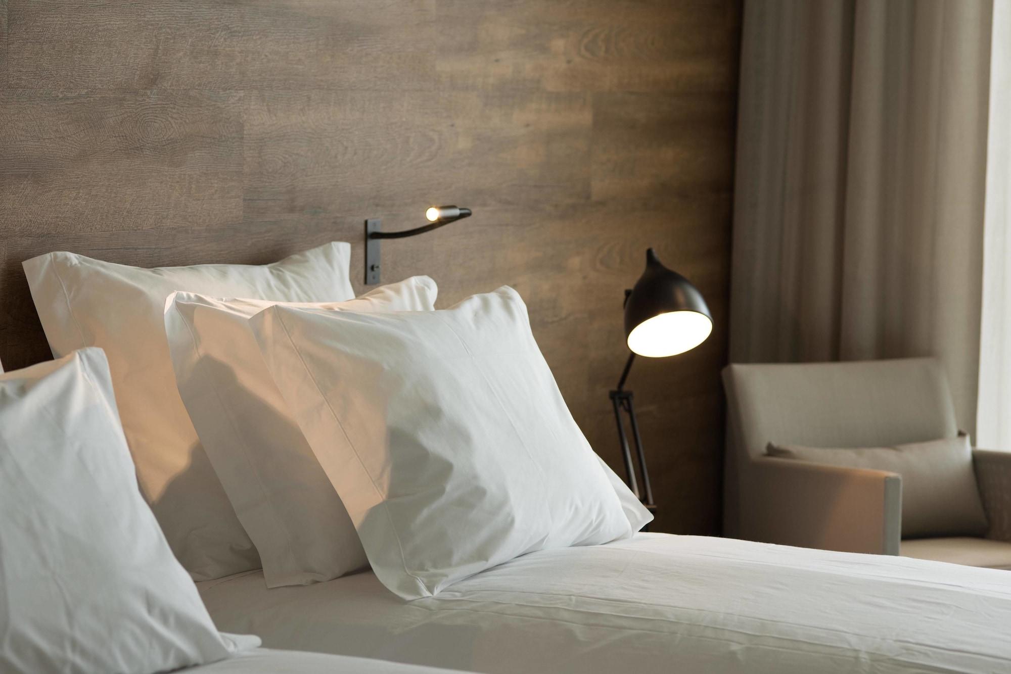 Octant Ponta Delgada Otel Dış mekan fotoğraf A bed with pillows