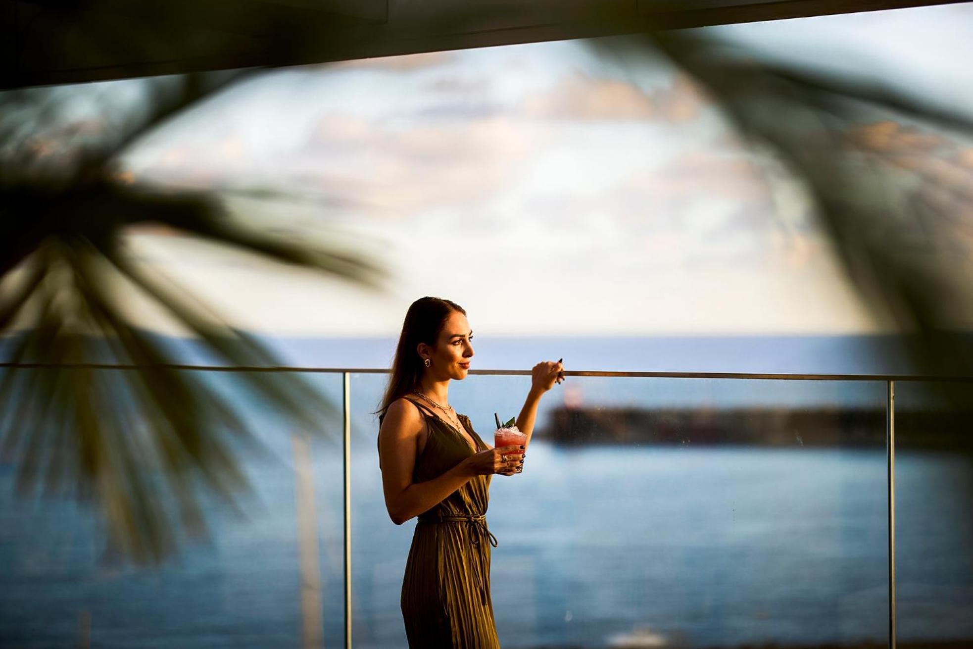Octant Ponta Delgada Otel Dış mekan fotoğraf A woman at the beach