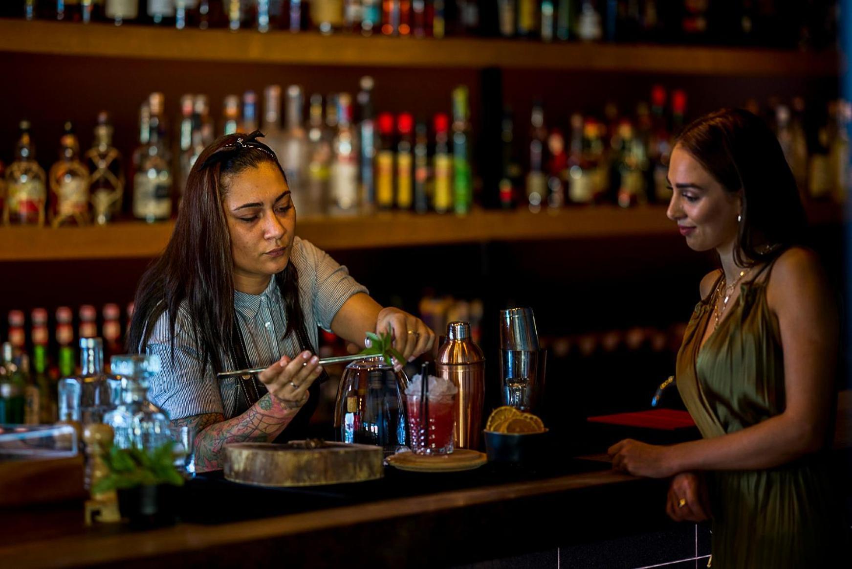 Octant Ponta Delgada Otel Dış mekan fotoğraf A bartender at work