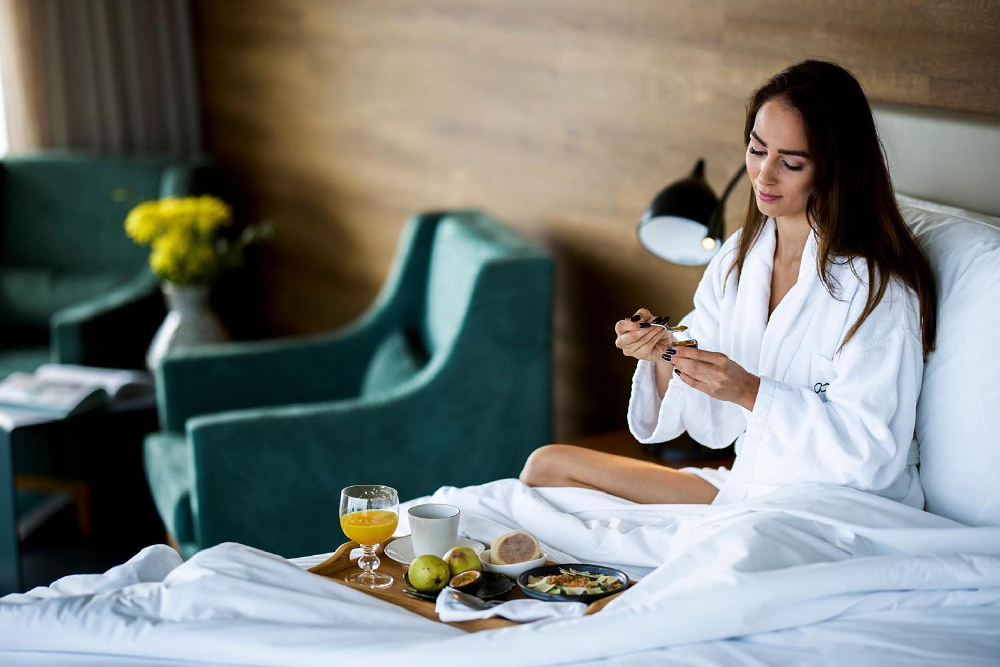 Octant Ponta Delgada Otel Dış mekan fotoğraf A woman in a bathrobe