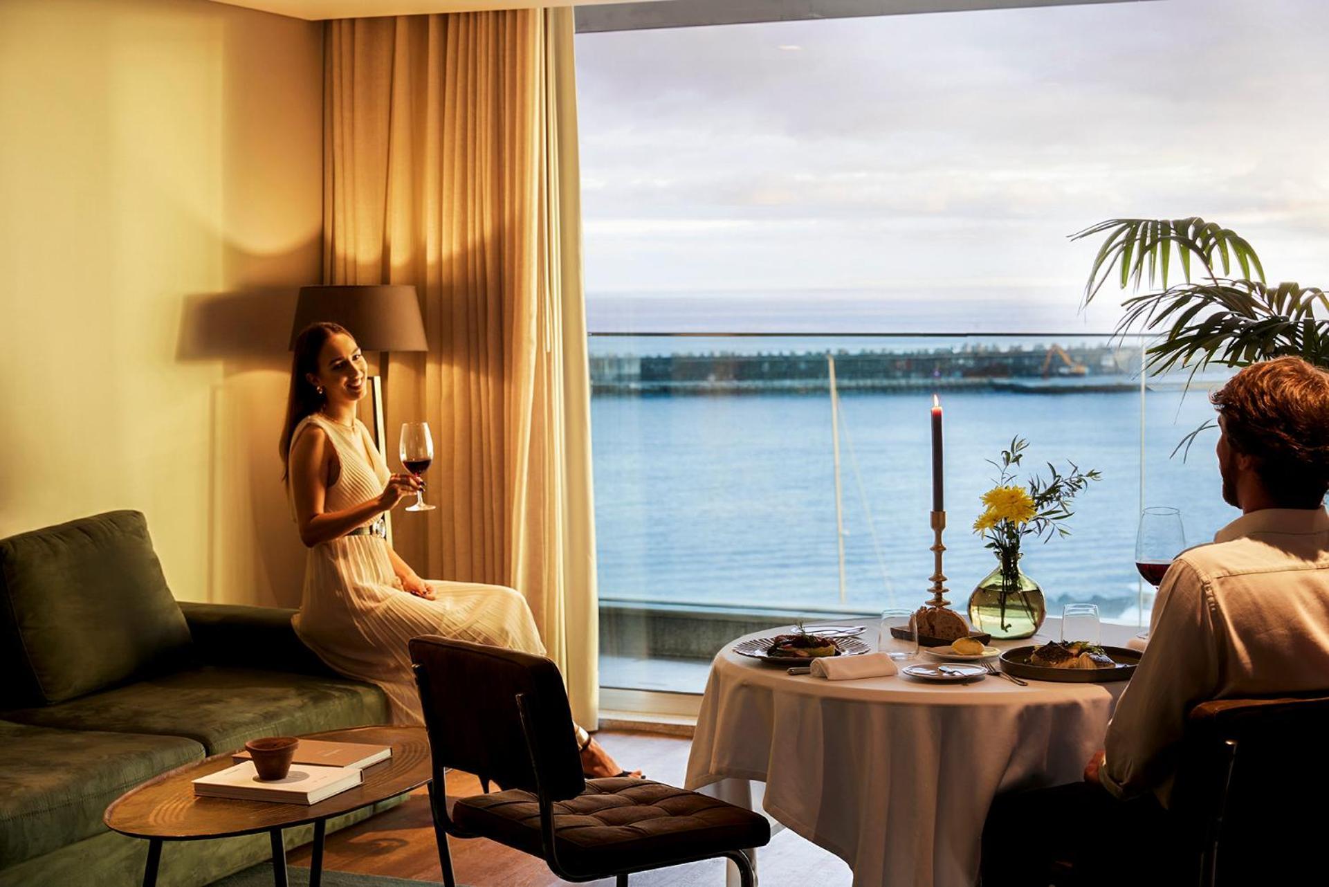 Octant Ponta Delgada Otel Dış mekan fotoğraf A suite on board