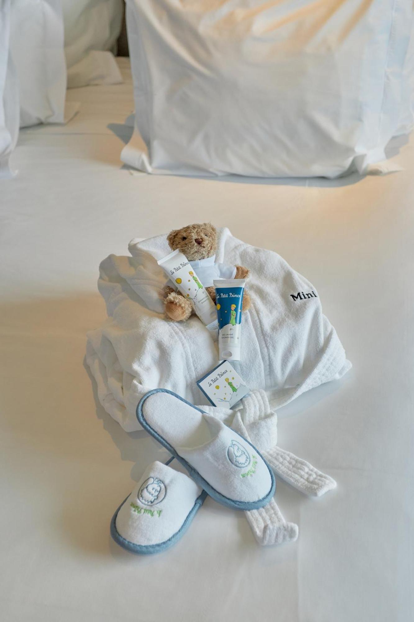 Octant Ponta Delgada Otel Dış mekan fotoğraf A bathrobe and toiletries